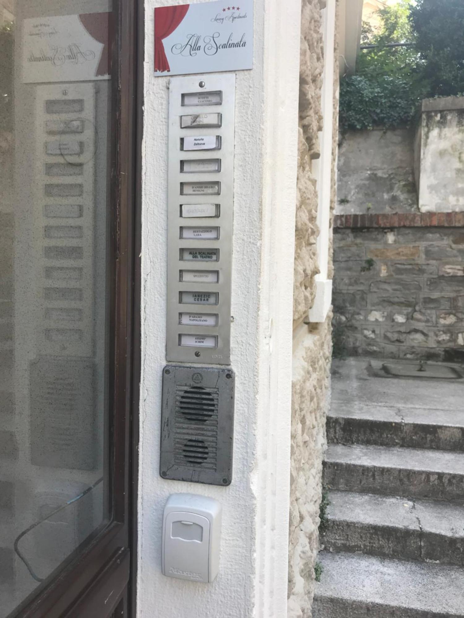 Alla Scalinata Del Teatro Rossetti Parcheggio Trieste Eksteriør bilde