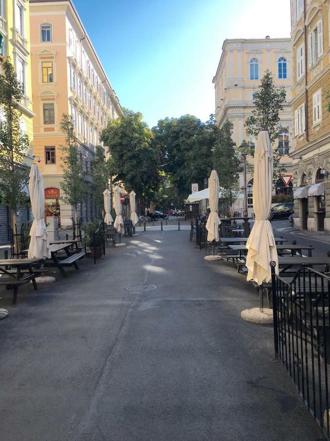 Alla Scalinata Del Teatro Rossetti Parcheggio Trieste Eksteriør bilde
